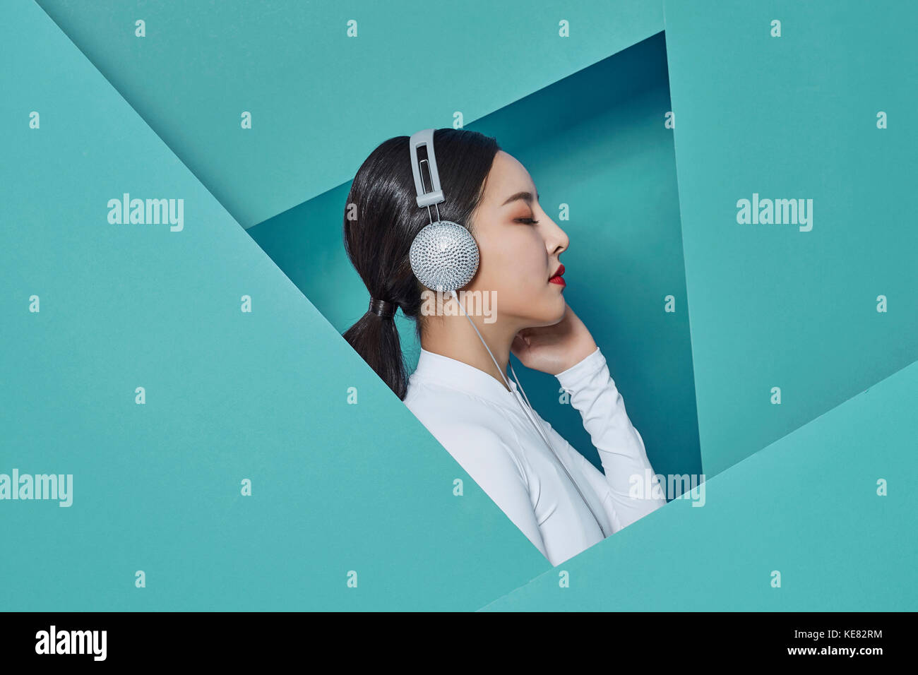 Vue de côté portrait of young woman listening to music fermer Banque D'Images