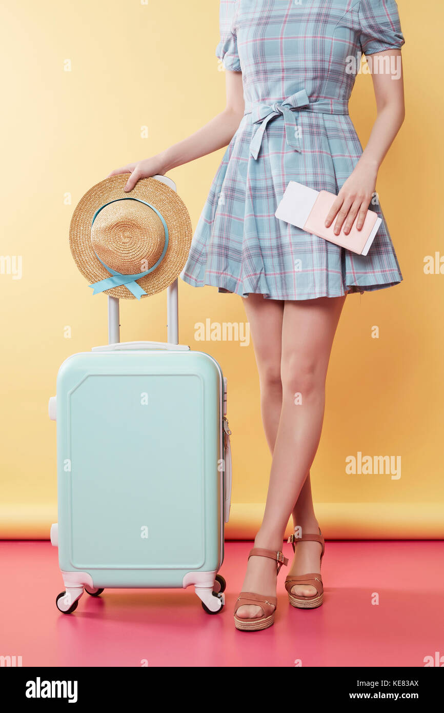 Jeune femme avec le transporteur, et le billet d'avion hat posing Banque D'Images