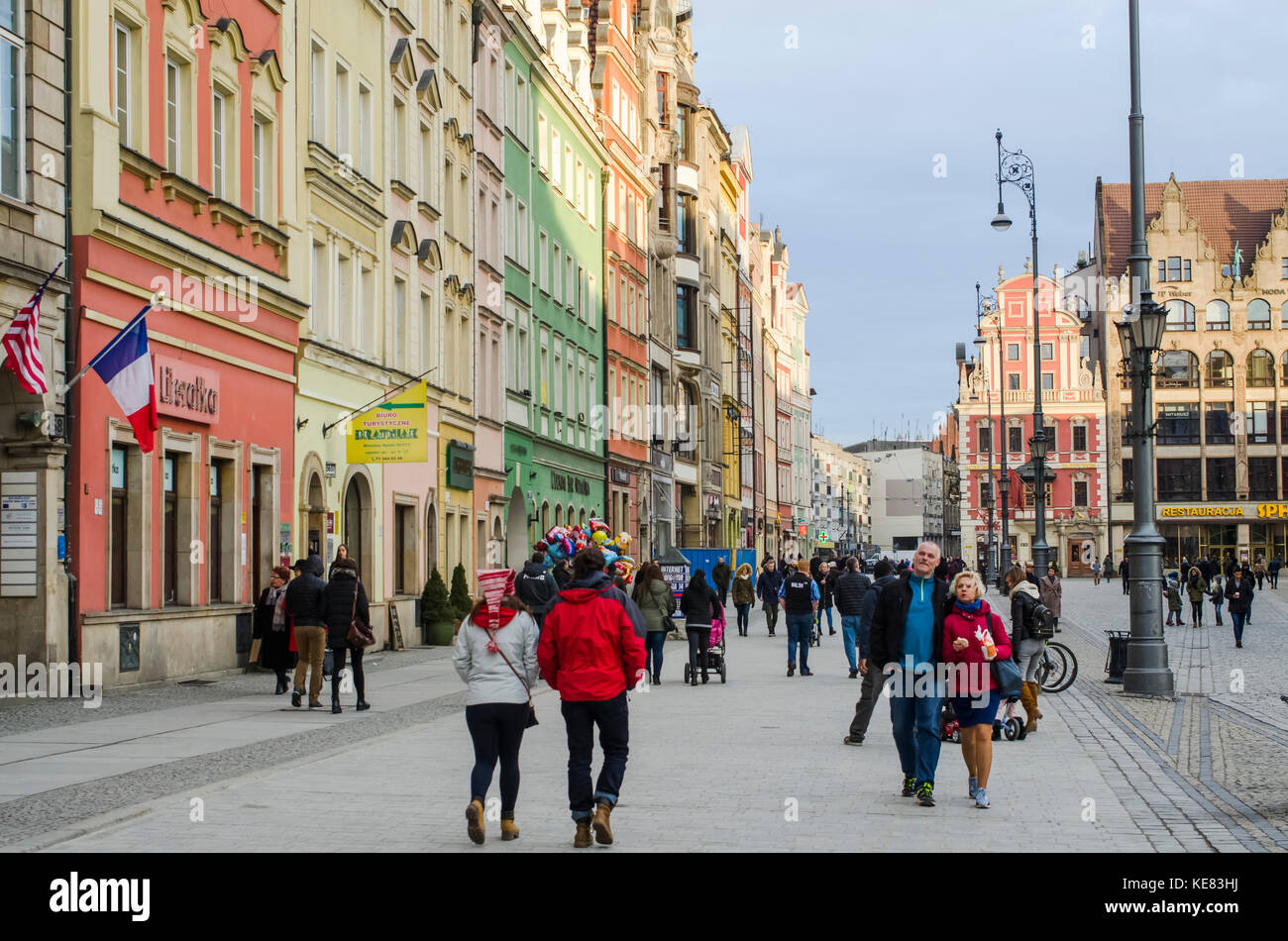 Place du marché avec les vieux bâtiments et les gens se promener ; la Basse Silésie, Wroclaw, Pologne Banque D'Images