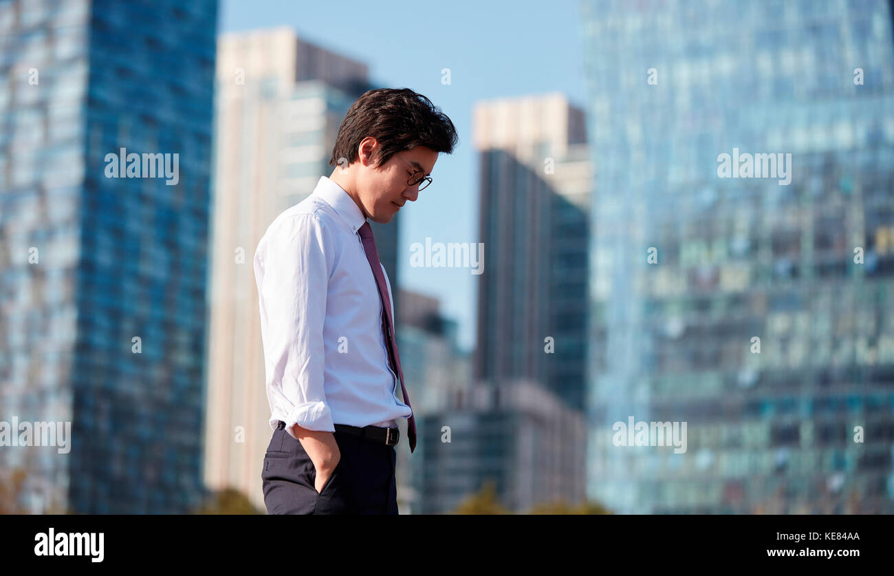 Businessman de détente en plein air pendant la journée Banque D'Images