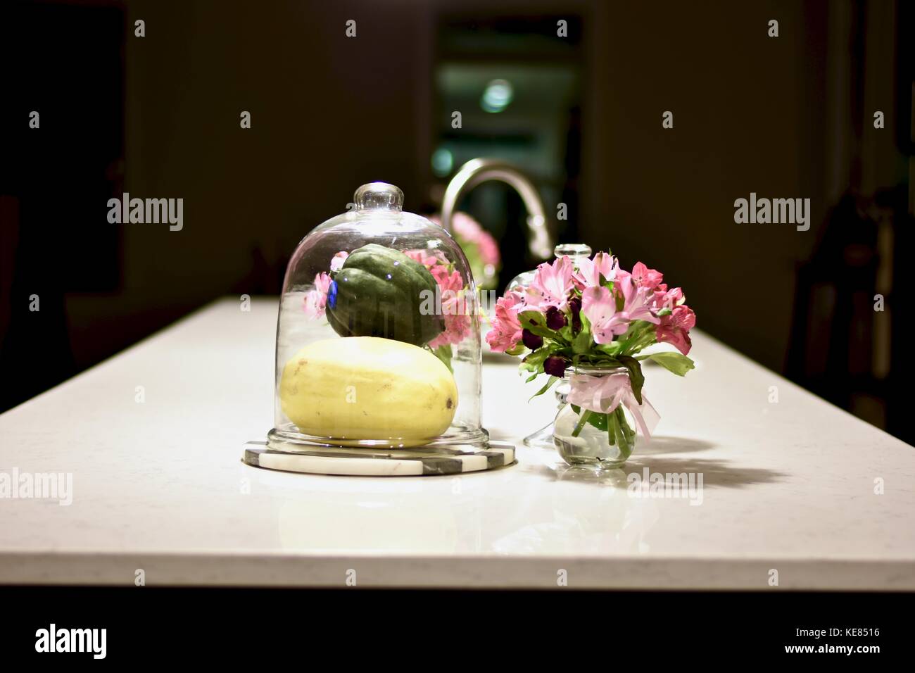 Cuisine moderne avec fleurs sur l'île Banque D'Images