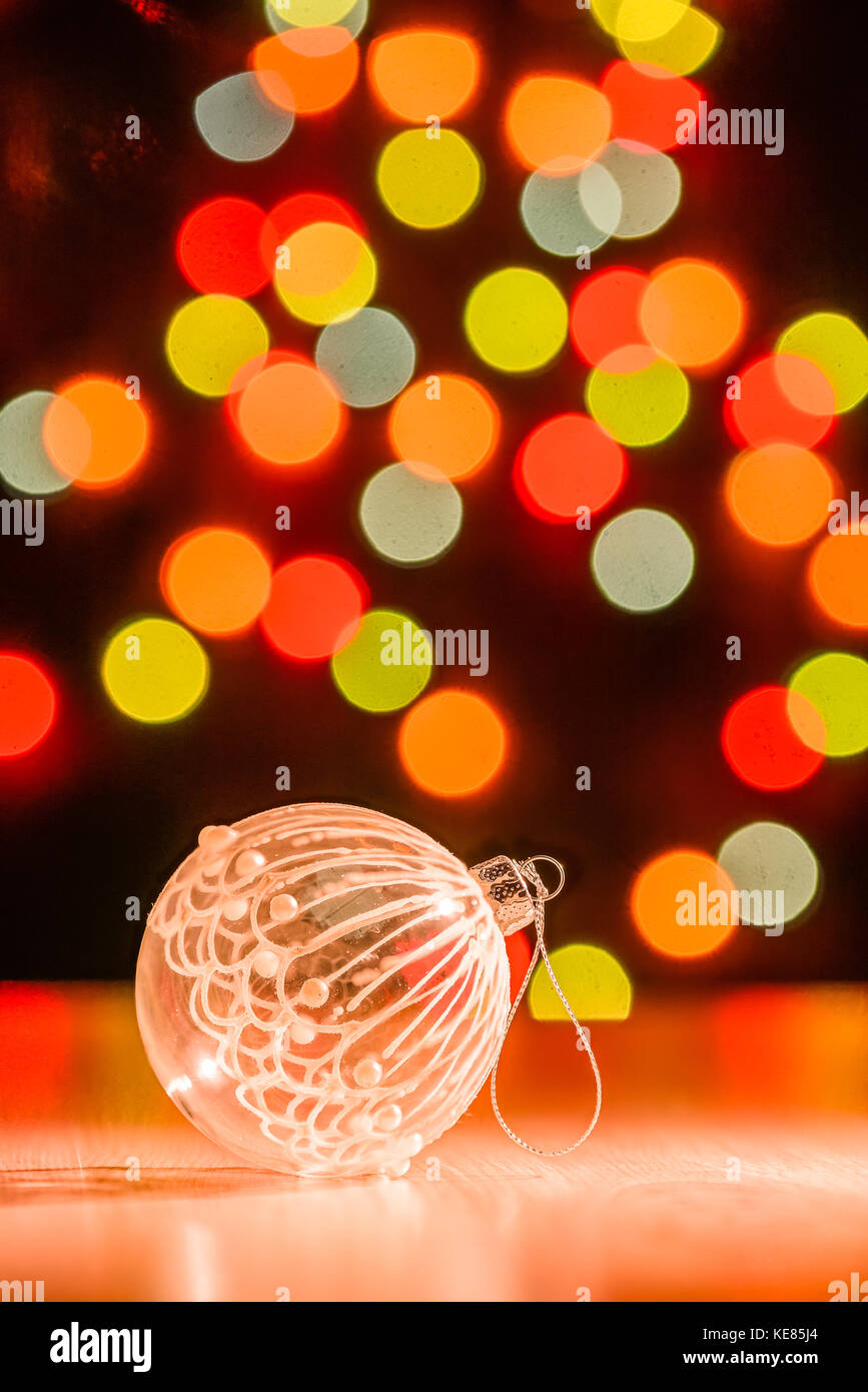Boule de Noël transparente décoration sur table en bois sur l'arrière-plan flou lumineux Banque D'Images