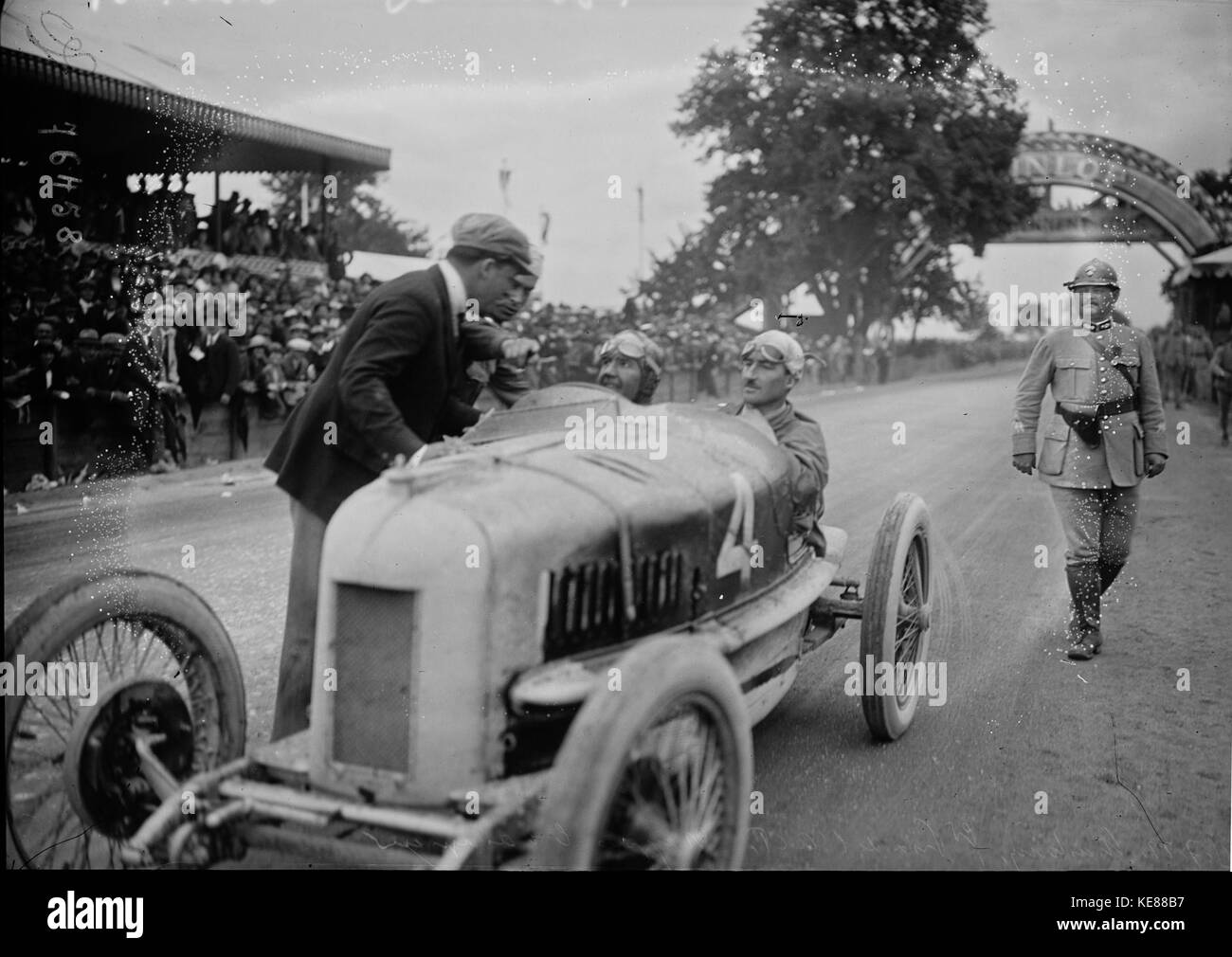 Felice Nazzaro, pilote automobile italien, a participé au Grand Prix de France 1922, mettant en valeur son talent et son dévouement dans le sport automobile du début du XXe siècle. Banque D'Images