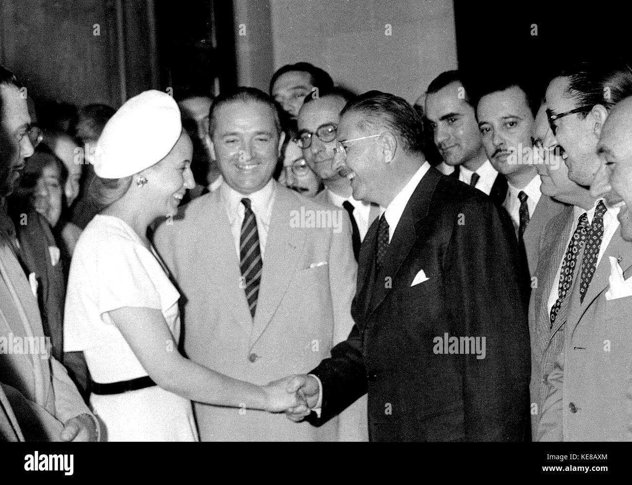 Ce titre fait référence à la représentation d'un commerçant dans un acte public, mettant en vedette un événement commercial ou social où le commerçant participe à des activités telles que le commerce ou la négociation dans un cadre public. Banque D'Images