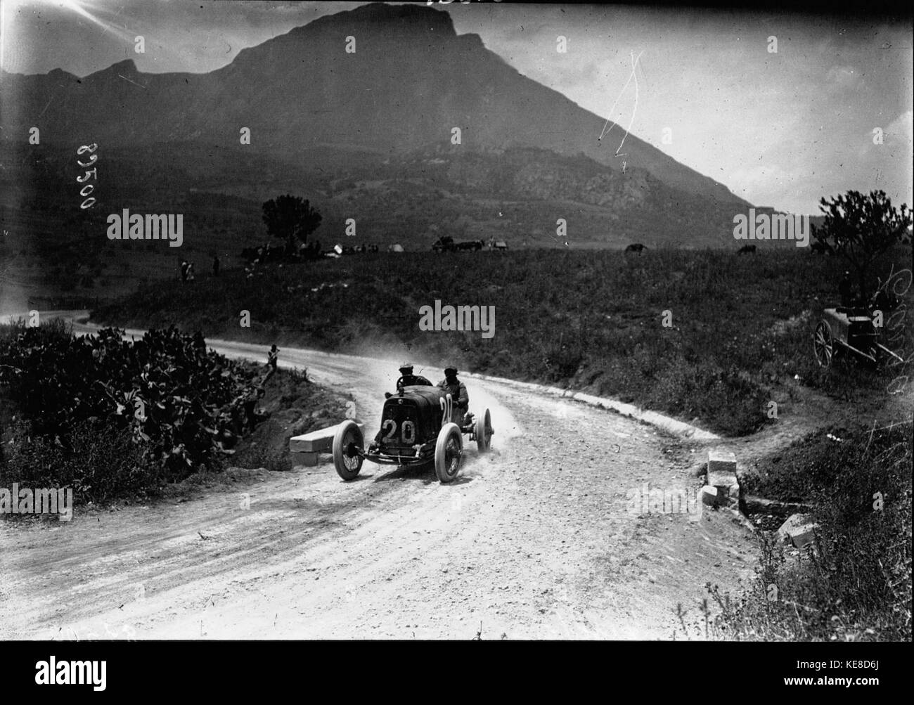 Ferrari Enzo dans son Alfa Romeo 2030 ES lors de la Targa Florio 1921 Banque D'Images