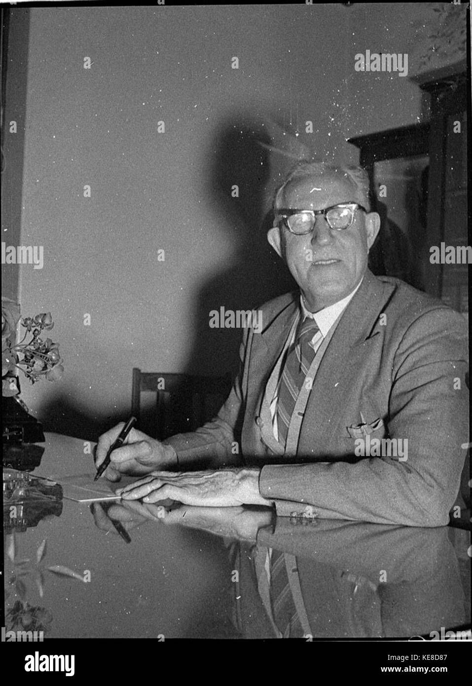 M. Gardiner a été maître de poste à Newcastle pendant trois ans, complétant 50 ans de service dans le système postal. Sa retraite marque une étape importante dans la fonction publique locale. Banque D'Images