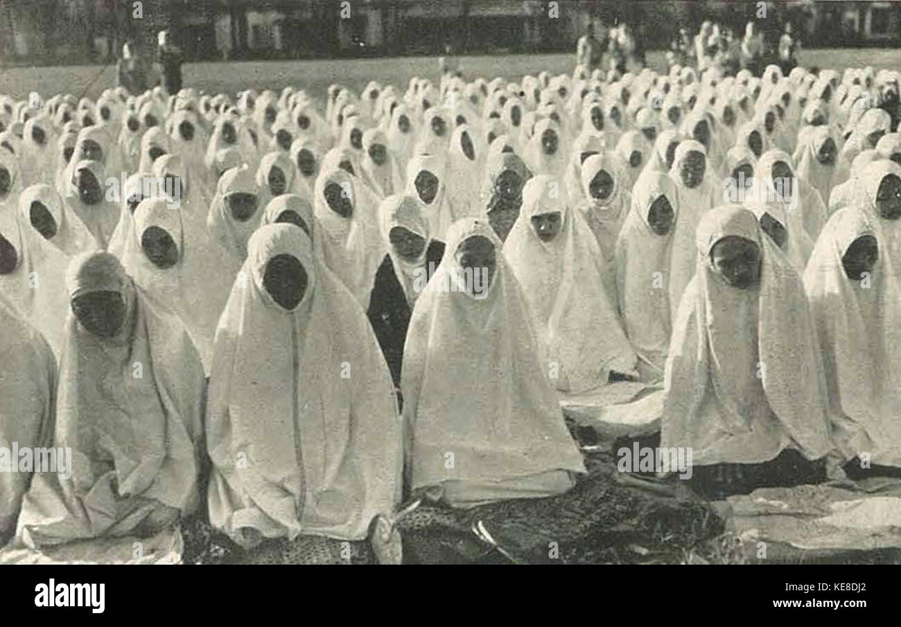 Les femmes qui font des prières de l'Aïd, Jakarta, Wanita di Indonésie p75 (Ministère de l'information) Banque D'Images