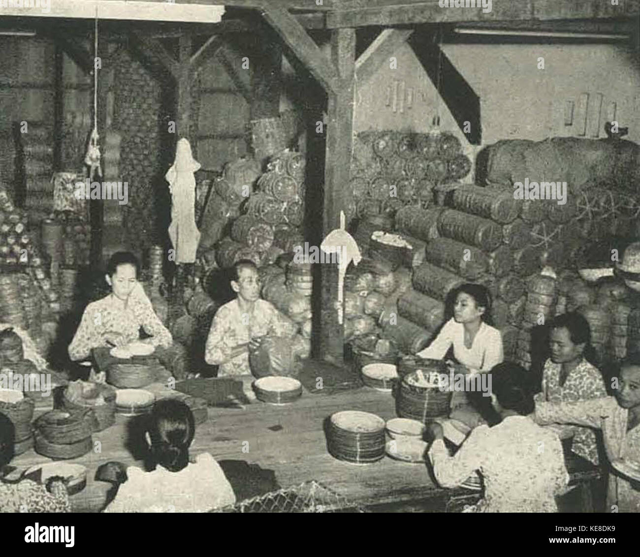 Les femmes qui travaillent avec l'émail, Wanita di Indonésie p92 (Ministère de l'information) Banque D'Images