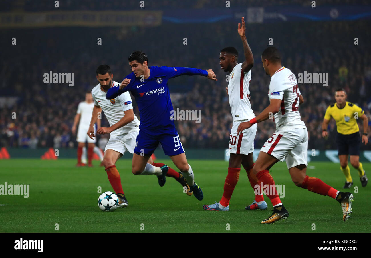 Alvaro Morata de Chelsea sous la pression de la défense des Roms lors du match du groupe C de la Ligue des champions de l'UEFA à Stamford Bridge, Londres. Banque D'Images