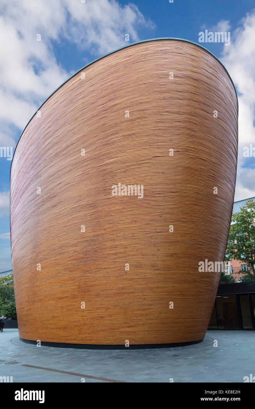 Helsinki, Finlande. La chapelle Kamppi - une chapelle luthérienne sur la place Narinkka. Elle est également connue sous le nom de Chapelle du silence puisqu'elle est destinée à être un pl Banque D'Images