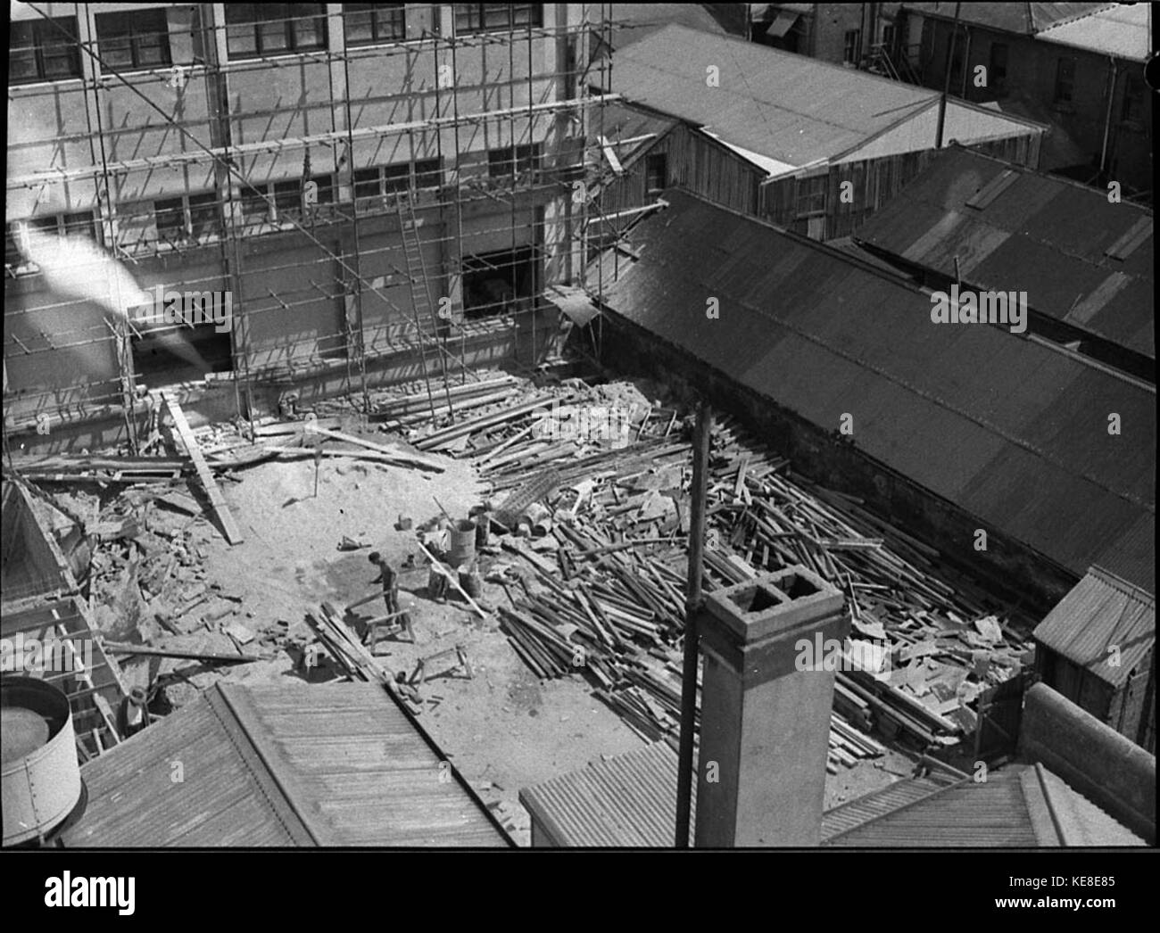 Cette photographie montre un moment historique du Blitz pendant la seconde Guerre mondiale, pris dans Bolton Street, où les bombardements ont causé des dommages importants à la région. Il rappelle l'impact destructeur de la guerre sur les infrastructures civiles. Banque D'Images