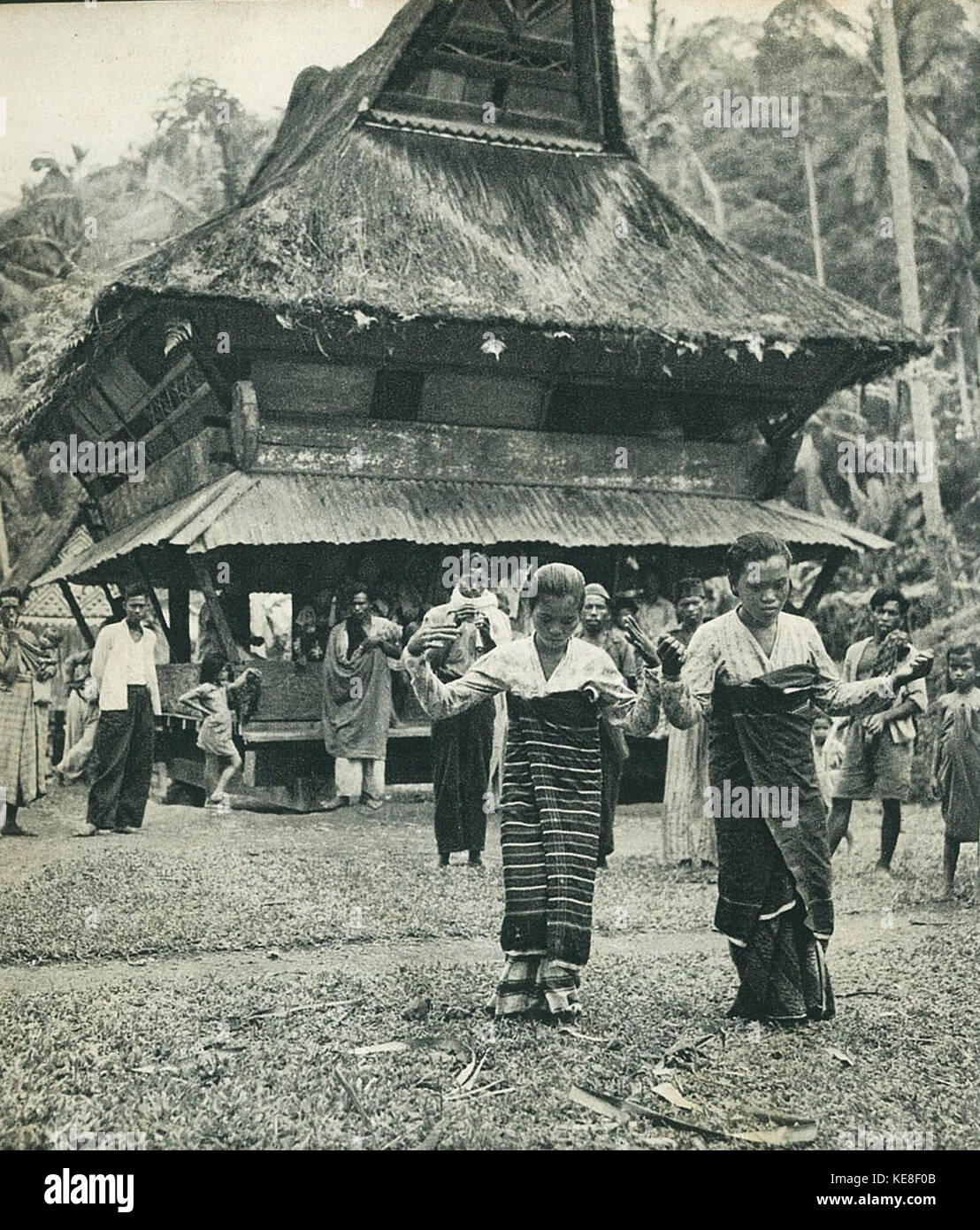 Batak ethniques danseurs, Indonésie Tanah Airku, p16 Banque D'Images