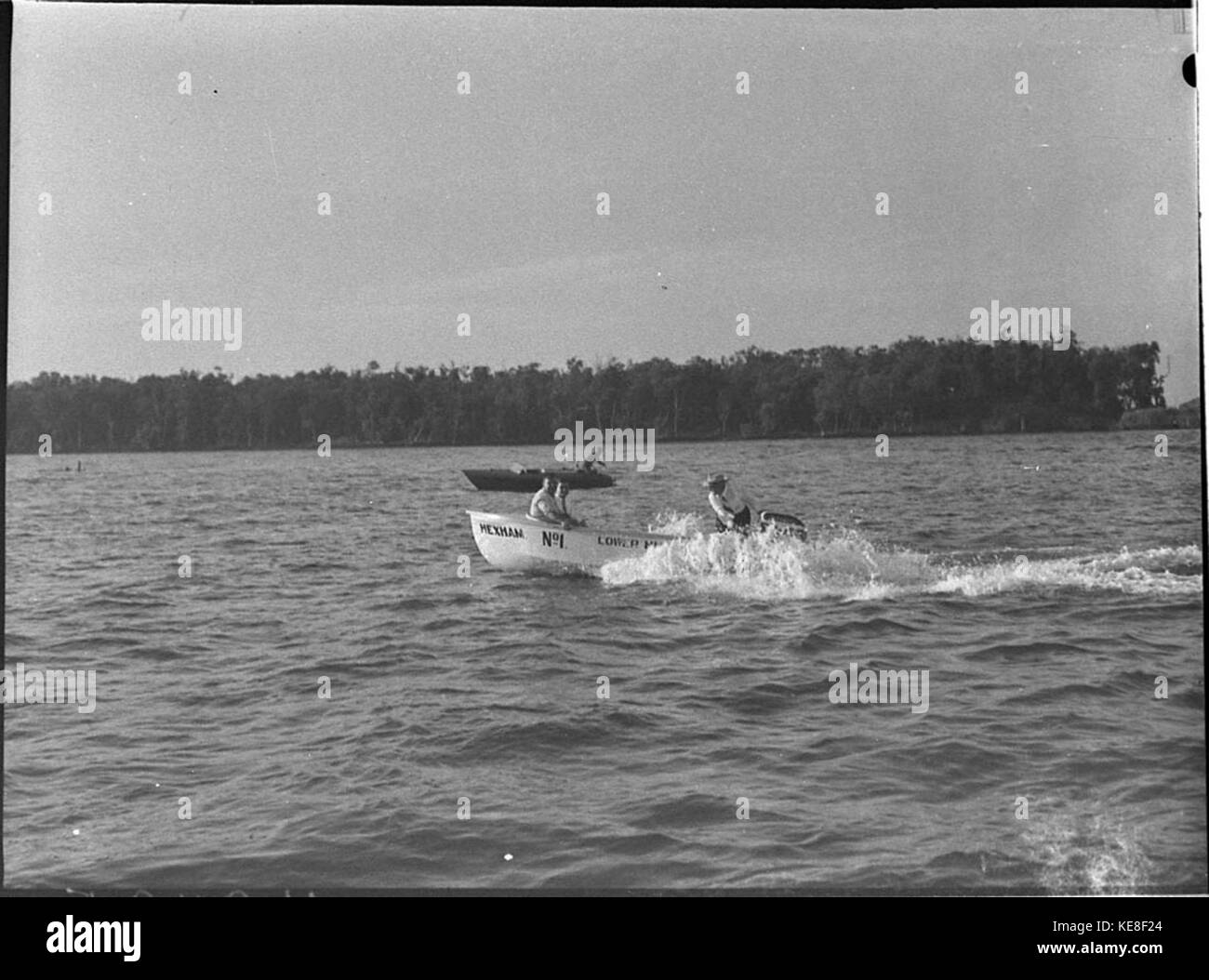 Raymond 41249 floodboat Terrasse testés par président de Port Stephens Shire Président de l'Association Progrès Hexham Monsieur K Donnelly et gauche Cr L Ernst de chasseur bas Shire Council Banque D'Images