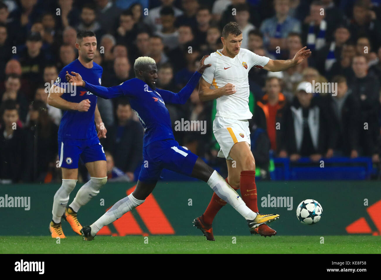 Edin Dzeko de Roma (à droite) et Tiemoue Bakayoko de Chelsea lors du match du groupe C de la Ligue des champions de l'UEFA à Stamford Bridge, Londres. Banque D'Images