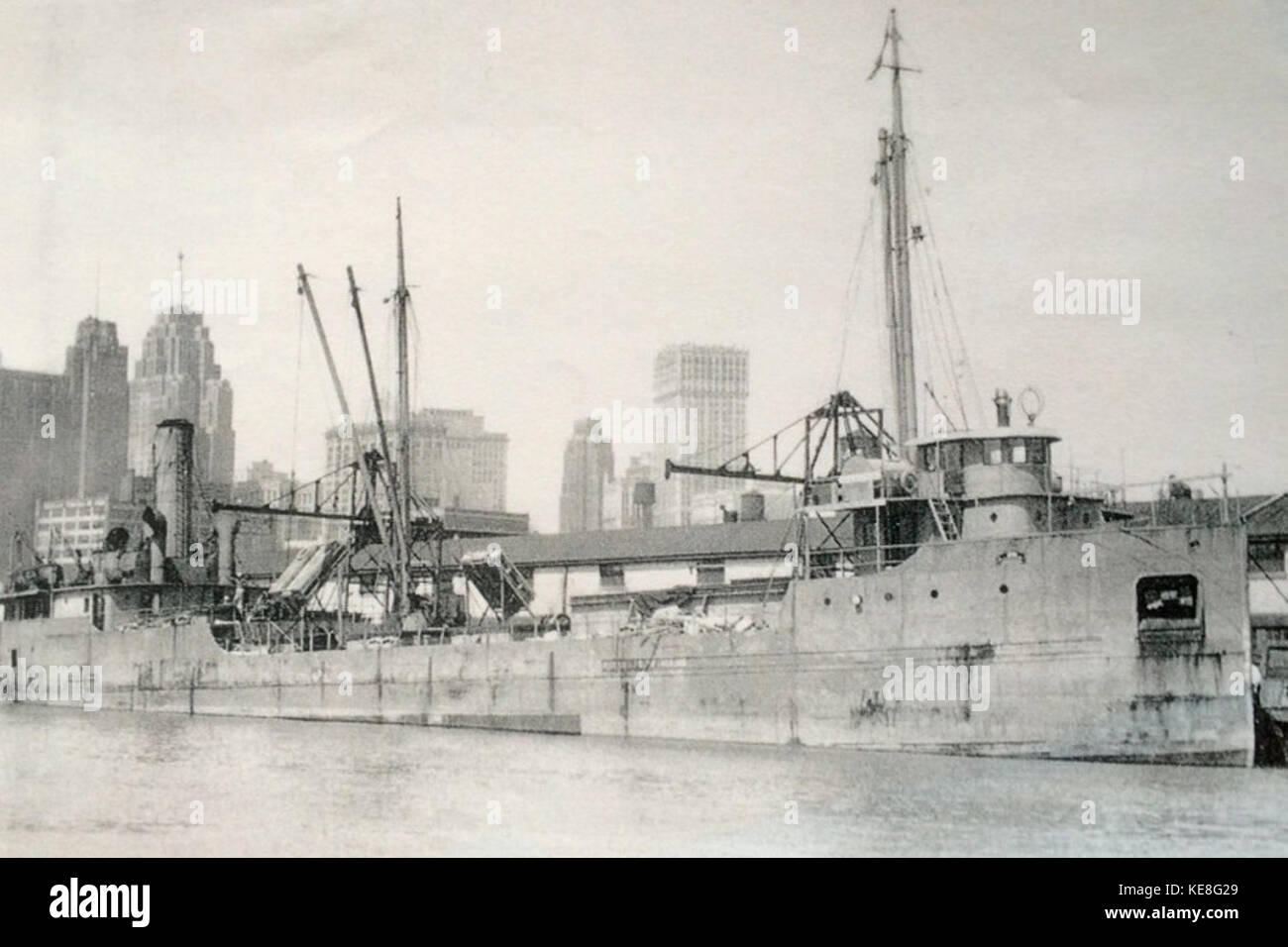Une image historique du navire canadien *Oakton*. Ce navire, associé à l'histoire maritime canadienne, met en valeur l'architecture navale et son importance dans l'histoire du transport maritime du pays. Banque D'Images