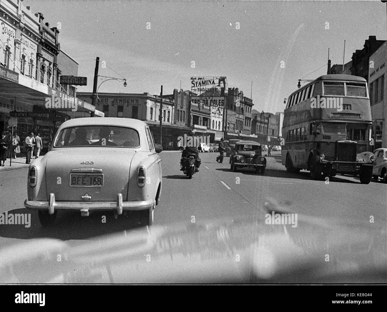 127446 Agent de la circulation sur la rue Hunter patrouiller à West Union Street junction Banque D'Images