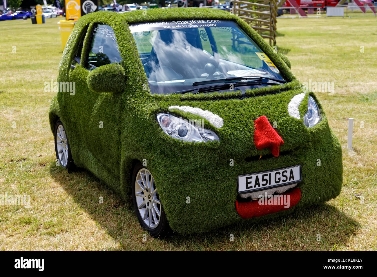 Une voiture recouverte d'herbe artificielle lors de la Wilton Classic & Supercar Day, Wilton House, Wiltshire, Royaume-Uni, 2014 Banque D'Images