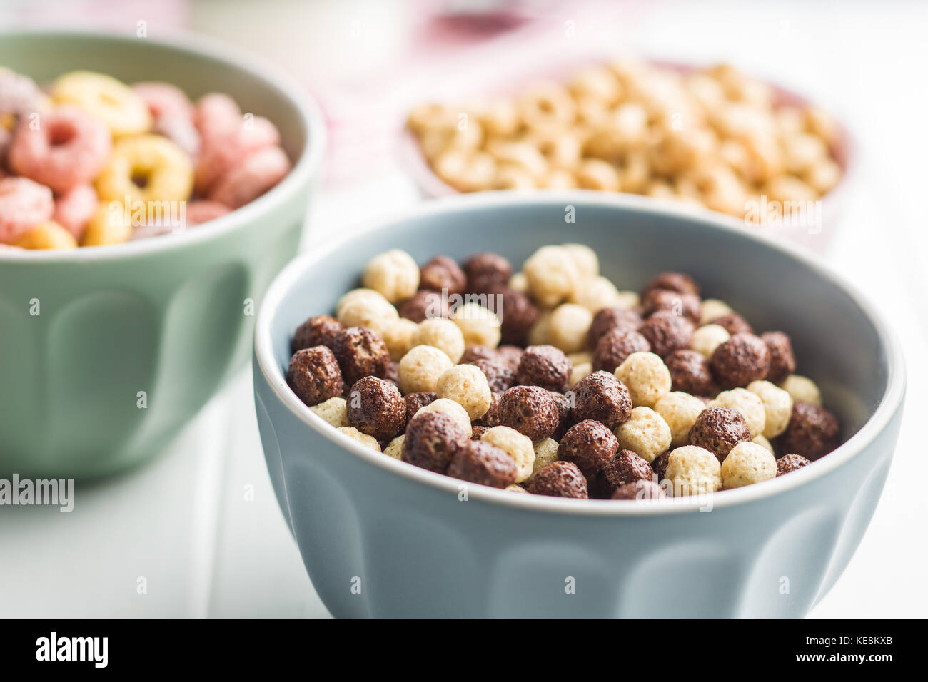 Les balles de céréales de petit déjeuner dans un bol Photo Stock - Alamy