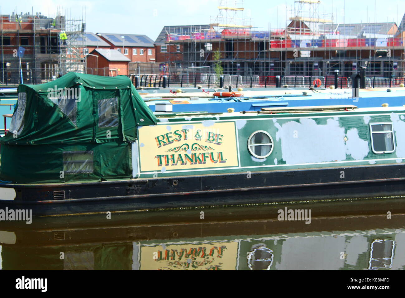 Vieux canal barge nommé 'Portaferry Castle' amarrés devant un réaménagement du logement Banque D'Images