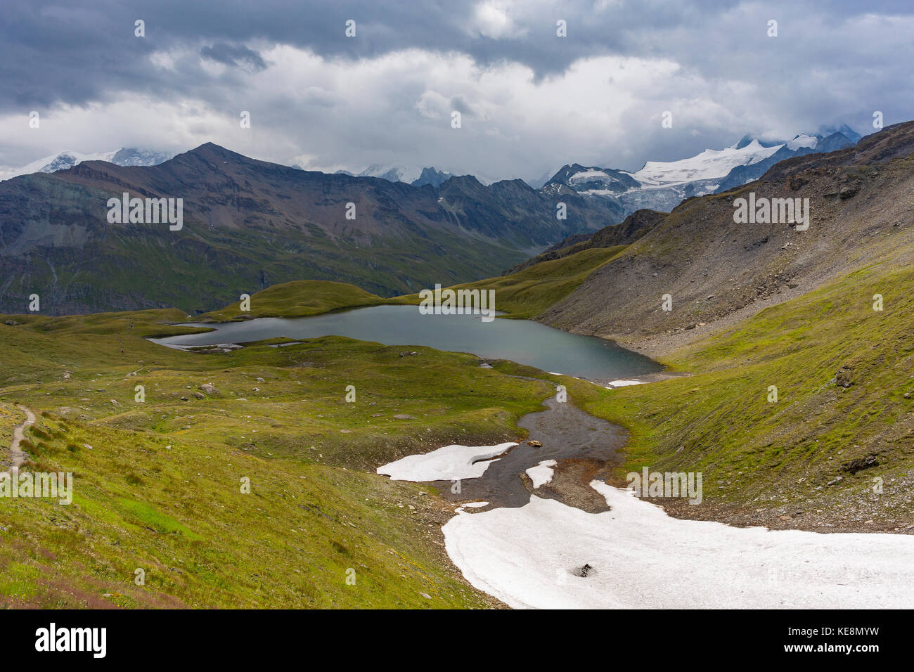 La vallée de Moiry, Suisse - champ de neige et le lac en Alpes Pennines dans le canton du Valais. Banque D'Images