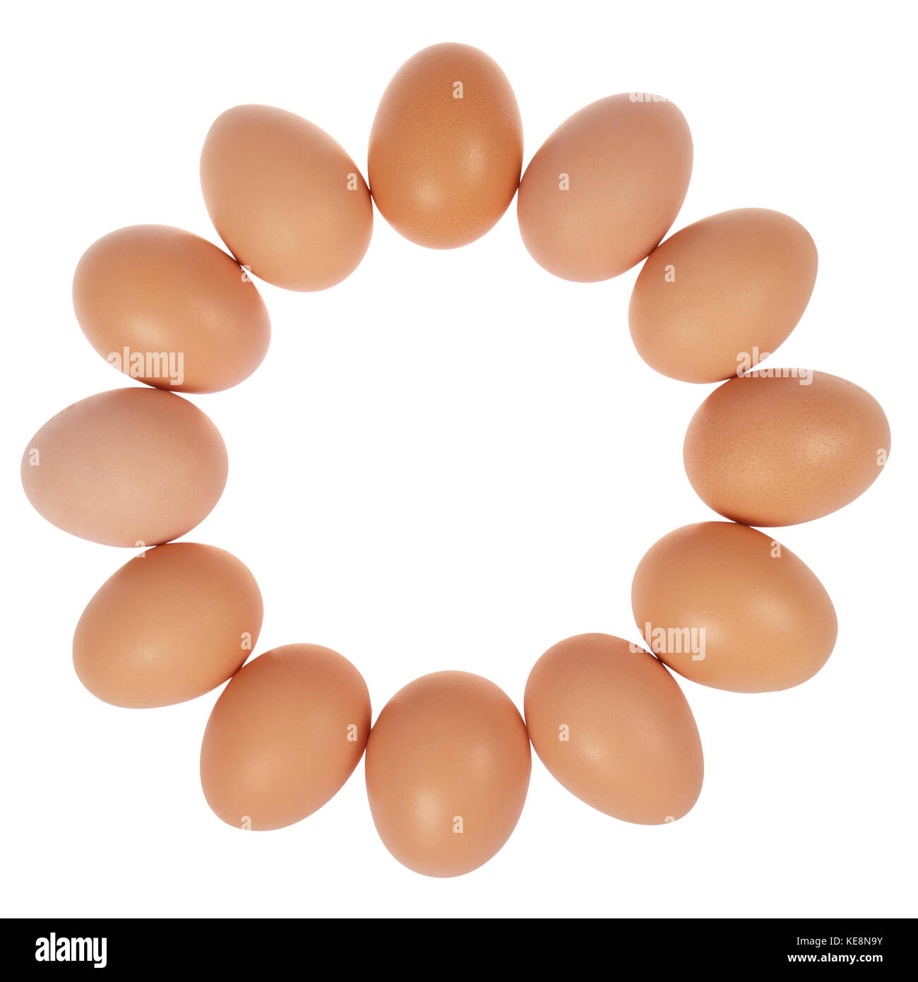 Douze œufs en cercle. isolé sur fond blanc. Chemin de coupure à l'intérieur. Banque D'Images