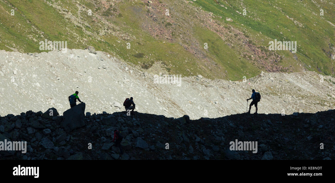 La vallée de Moiry, Suisse - les randonneurs silhouette, glacier de Moiry paysage de montagne, dans les Alpes Pennines dans le canton du Valais. Banque D'Images