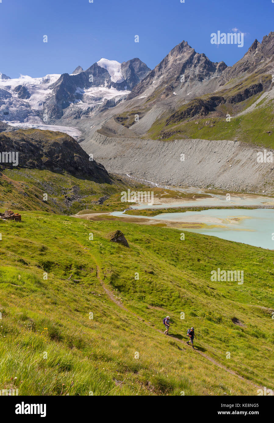 La vallée de Moiry, Suisse - les randonneurs sur le sentier du glacier de Moiry, paysage de montagne, dans les Alpes Pennines dans le canton du Valais. Banque D'Images