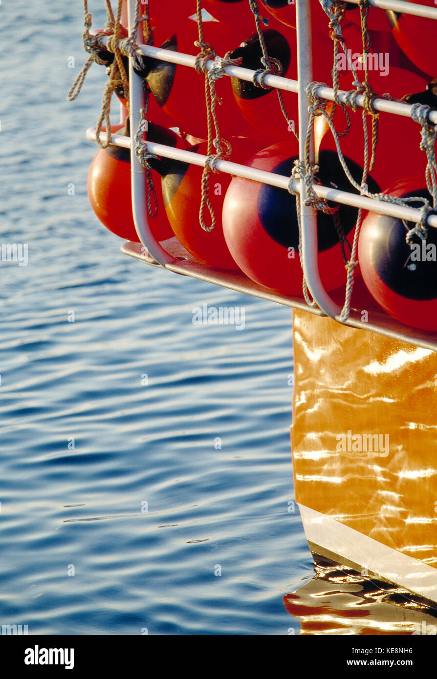 Guernesey. Close up de bouées à l'arrière du bateau de pêche. Banque D'Images