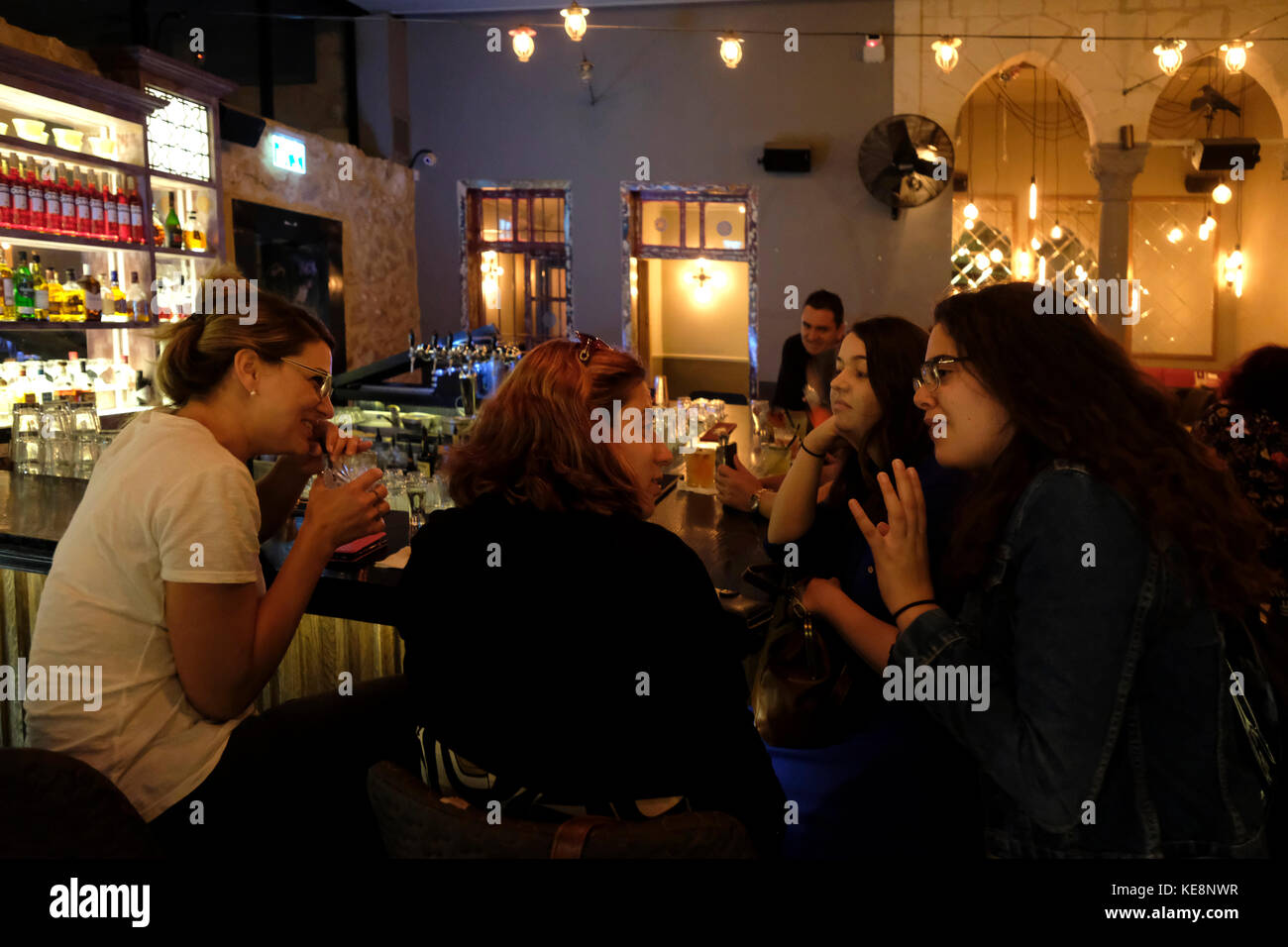 Les jeunes femmes israéliennes assis dans Kapara bar à tapas dans la vieille ville de Beer Schéba, également orthographié Beer-Sheva dans le désert du Néguev dans le sud de l'Israël. Banque D'Images Les jeunes femmes israéliennes assis dans Kapara bar à tapas dans la vieille ville de Beer Schéba, également orthographié Beer-Sheva dans le désert du Néguev dans le sud de l'Israël. Banque D'Images