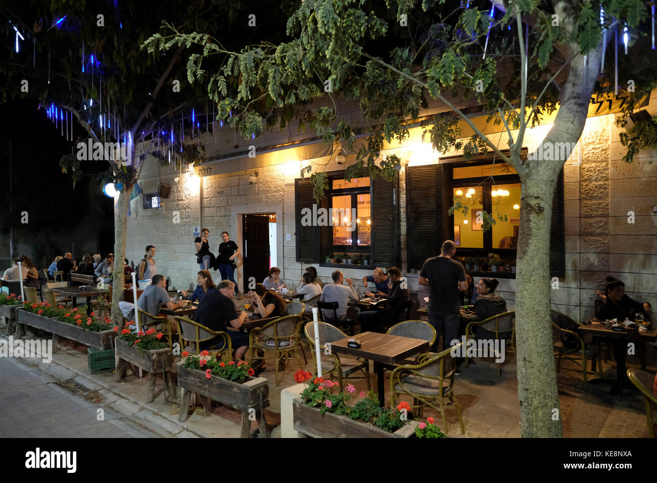 Les gens assis dans Lola coffee house dans la vieille ville de Beer Schéba, également orthographié Beer-Sheva dans le désert du Néguev dans le sud de l'Israël. Banque D'Images Les gens assis dans Lola coffee house dans la vieille ville de Beer Schéba, également orthographié Beer-Sheva dans le désert du Néguev dans le sud de l'Israël. Banque D'Images