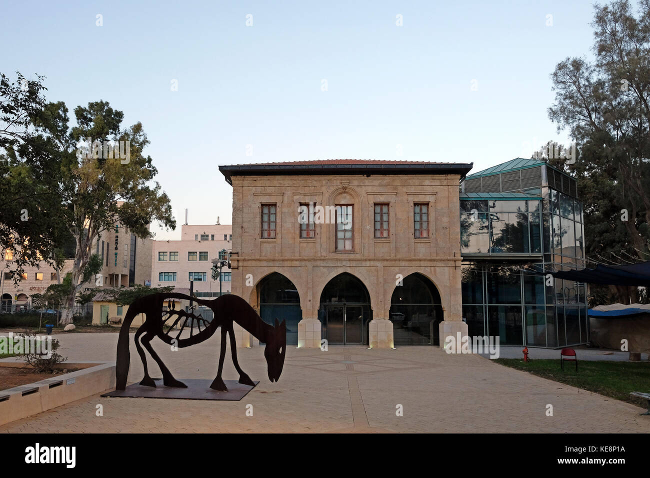 De l'extérieur le Negev Museum of Art situé dans la vieille ville de Beer-sheva Beer-Sheva orthographié également la plus grande ville dans le désert du Néguev dans le sud de l'Israël Banque D'Images De l'extérieur le Negev Museum of Art situé dans la vieille ville de Beer-sheva Beer-Sheva orthographié également la plus grande ville dans le désert du Néguev dans le sud de l'Israël Banque D'Images