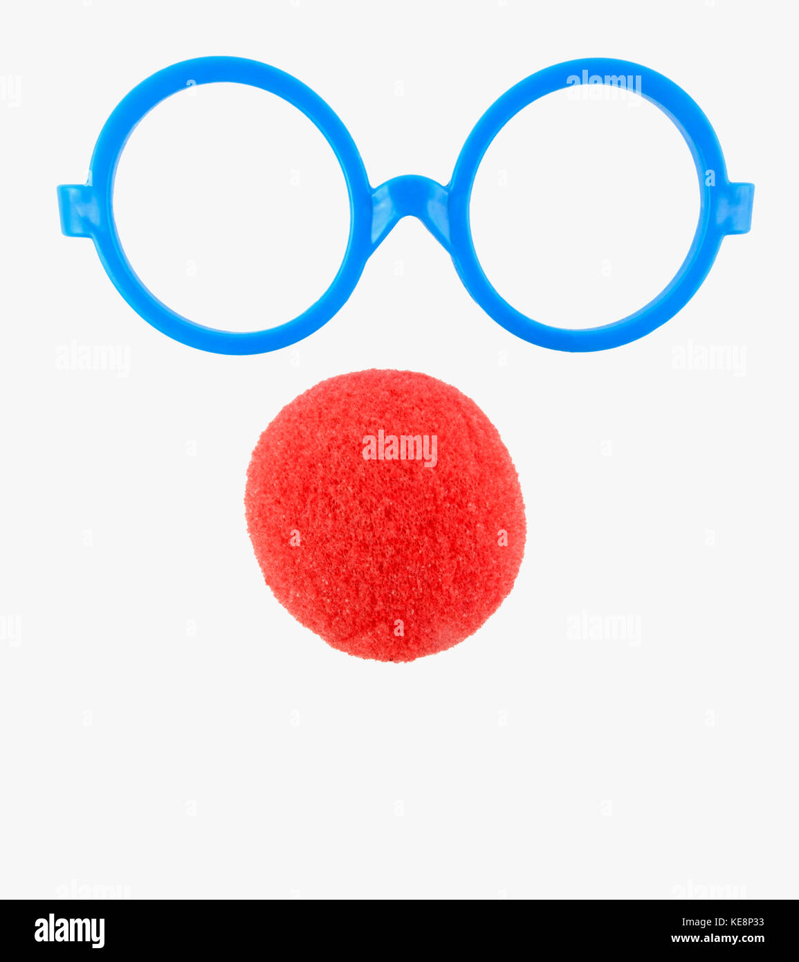 Montures de lunettes en plastique bleu et rouge nez de clown en mousse. Ajouter à et construire votre propre ridicule, goofy visage. isolés. Banque D'Images