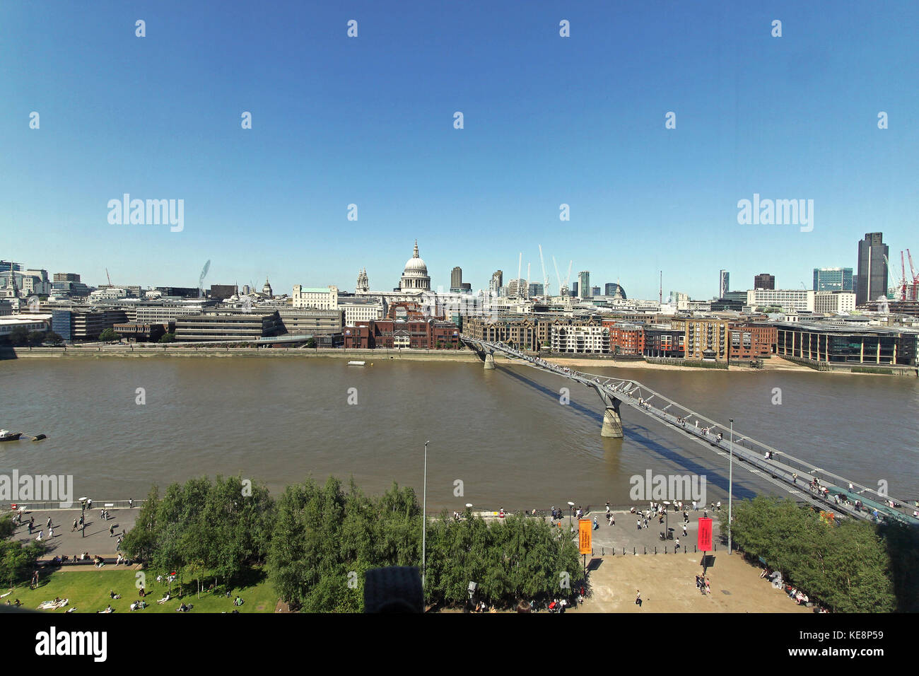 Londres, Royaume-Uni - 30 mai 2009 : Londres paysage urbain avec la rivière Thames et millennium bridge Banque D'Images