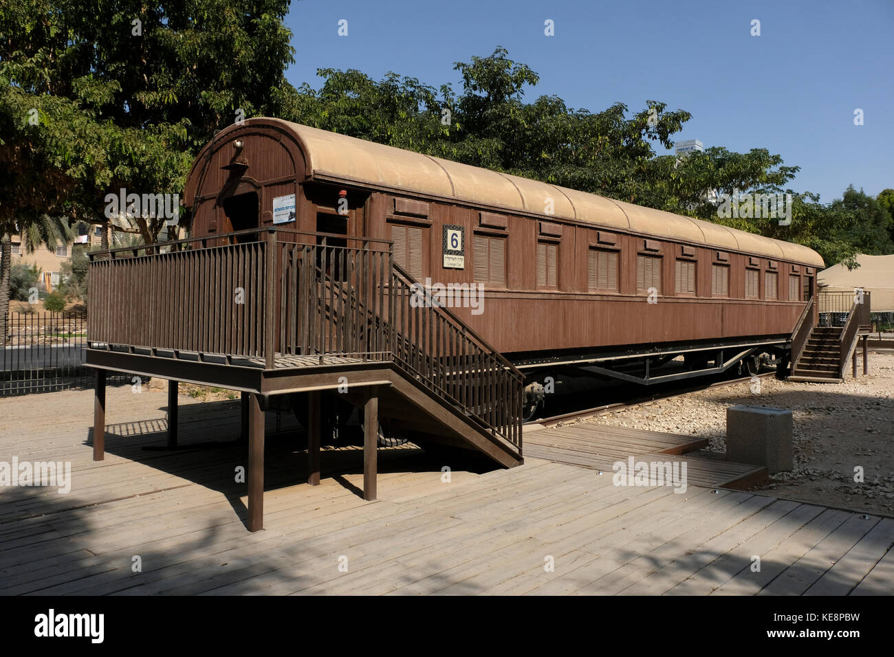 Un wagon de chemin de fer à l'ancienne gare turque à Beersheba également orthographié Beer-Sheva la plus grande ville dans le désert du Néguev dans le sud de l'Israël. Banque D'Images Un wagon de chemin de fer à l'ancienne gare turque à Beersheba également orthographié Beer-Sheva la plus grande ville dans le désert du Néguev dans le sud de l'Israël. Banque D'Images