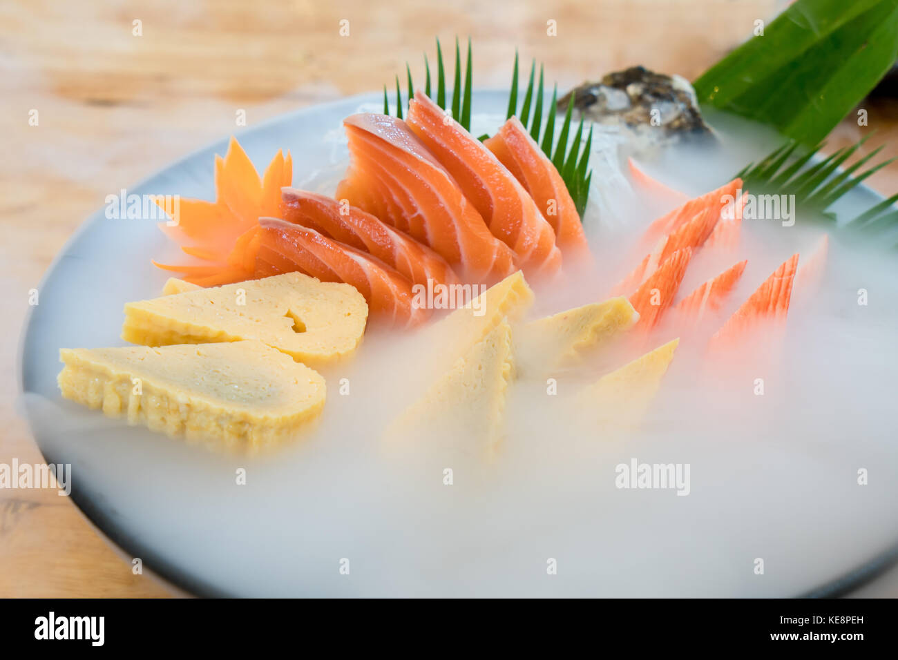 Le Japon, sashimi saumon cru oeuf sucré et de simili-crabe stick sur la glace dans la nourriture japonaise restaurant. La cuisine japonaise fraîche concept. Banque D'Images
