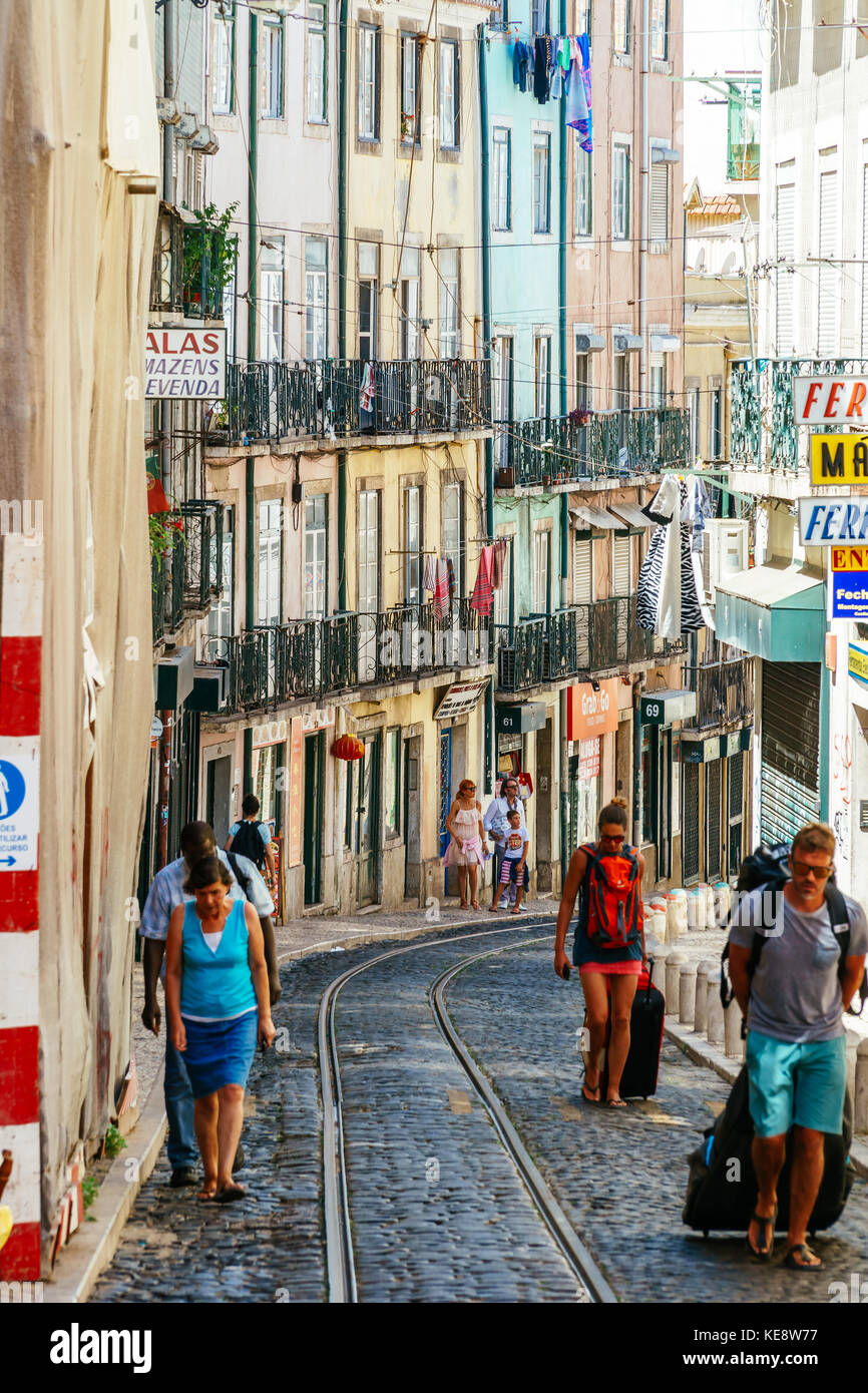 LISBONNE, PORTUGAL - 12 AOÛT 2017 : touristes explorant les vieilles rues de la ville de Lisbonne au Portugal. Banque D'Images