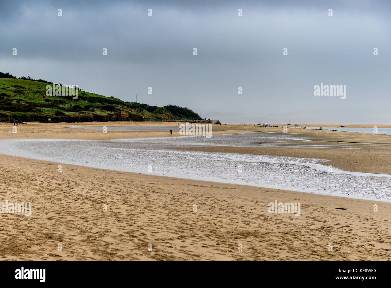 Daymer bay est une destination touristique populaire sur la côte nord des Cornouailles en face du port de pêche de padstow occupé Banque D'Images