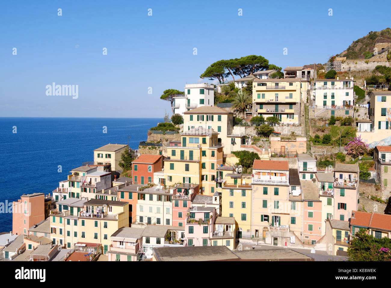 Vue sur la ville avec ses maisons colorées à Riomaggiore, Cinque Terre, Ligurie, Italie Banque D'Images
