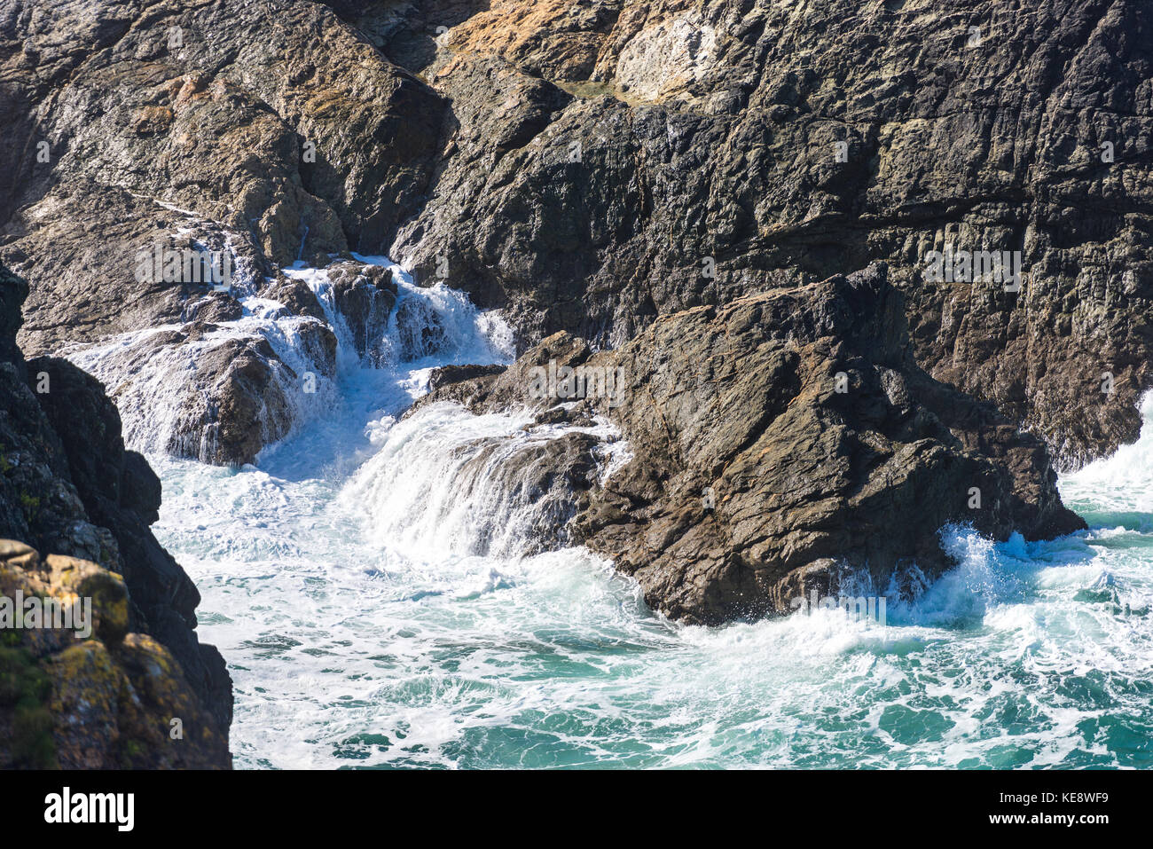 Les vagues déferlent sur le rivage rocheux de la côte nord des Cornouailles Banque D'Images