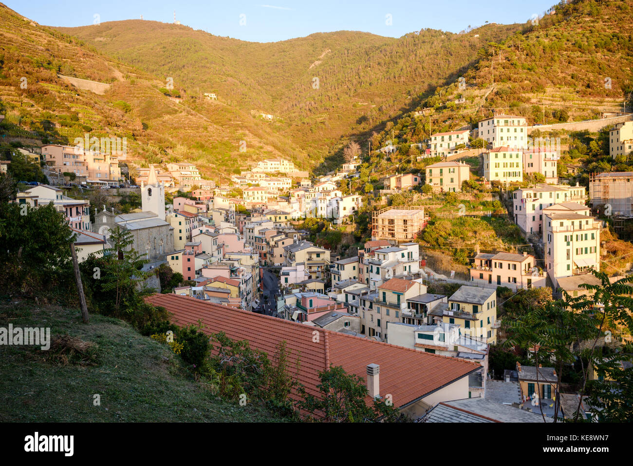 Vue sur la ville avec ses maisons colorées à Riomaggiore, Cinque Terre, Ligurie, Italie Banque D'Images
