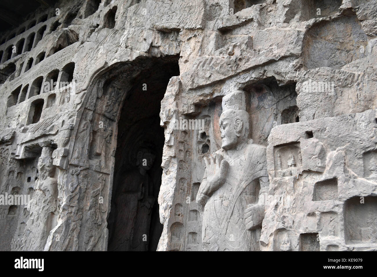 Les trous (avec statue de bouddha à l'intérieur) -ce qui est plus que des milliers- autour de grottes de Longmen sur la colline a été prise. En septembre 2017 Banque D'Images