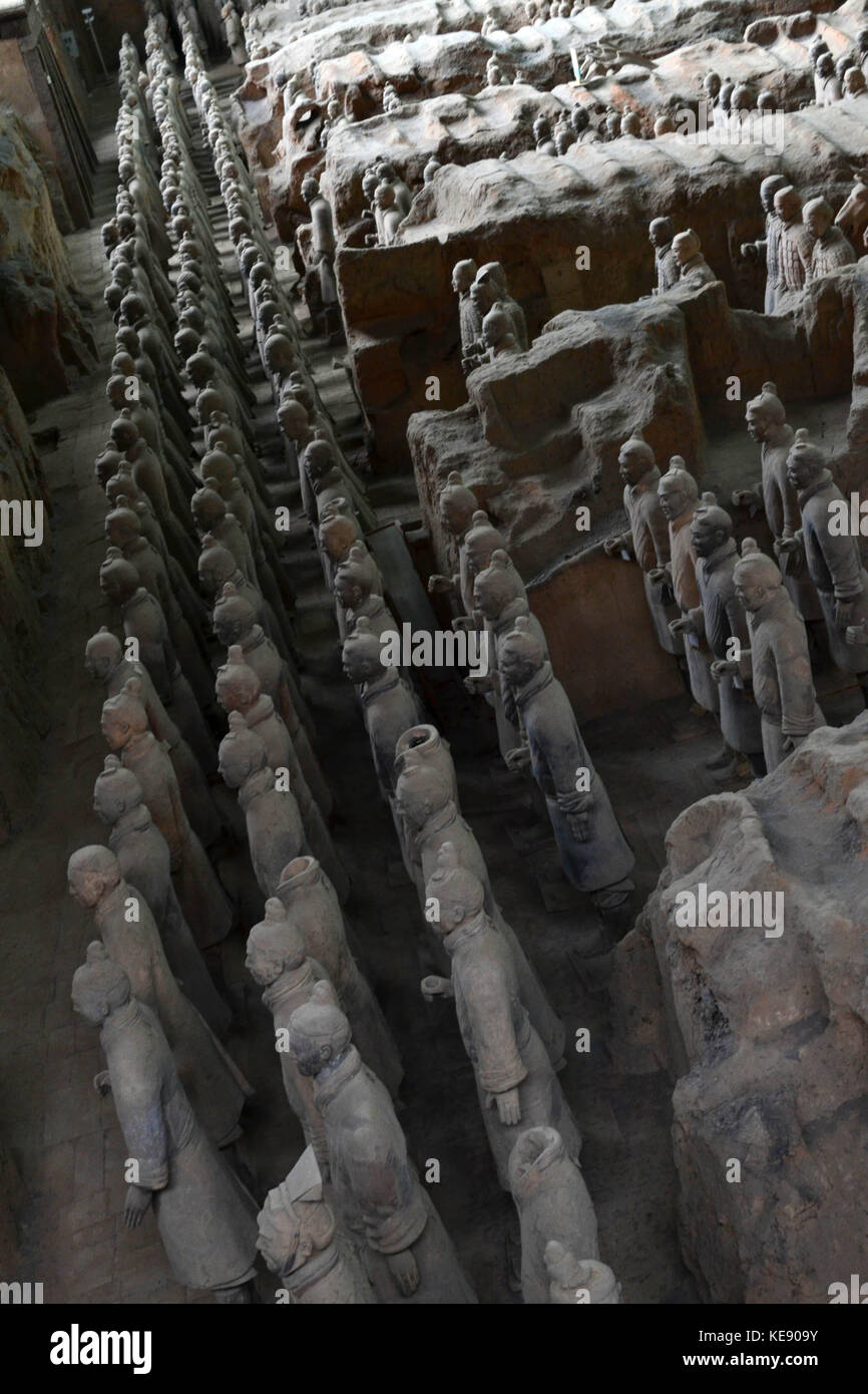 Marche de plus vers les guerriers de terre cuite à Xi'an, Chine. C'est un complexe funéraire qui a enseveli le premier empereur de Chine. Les chiffres : guerriers, char Banque D'Images