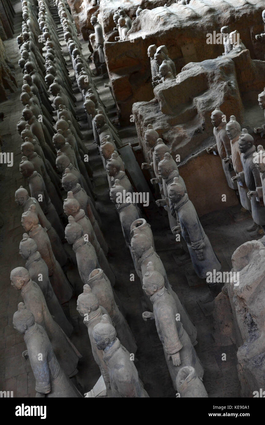 Marche de plus vers les guerriers de terre cuite à Xi'an, Chine. C'est un complexe funéraire qui a enseveli le premier empereur de Chine. Les chiffres : guerriers, char Banque D'Images