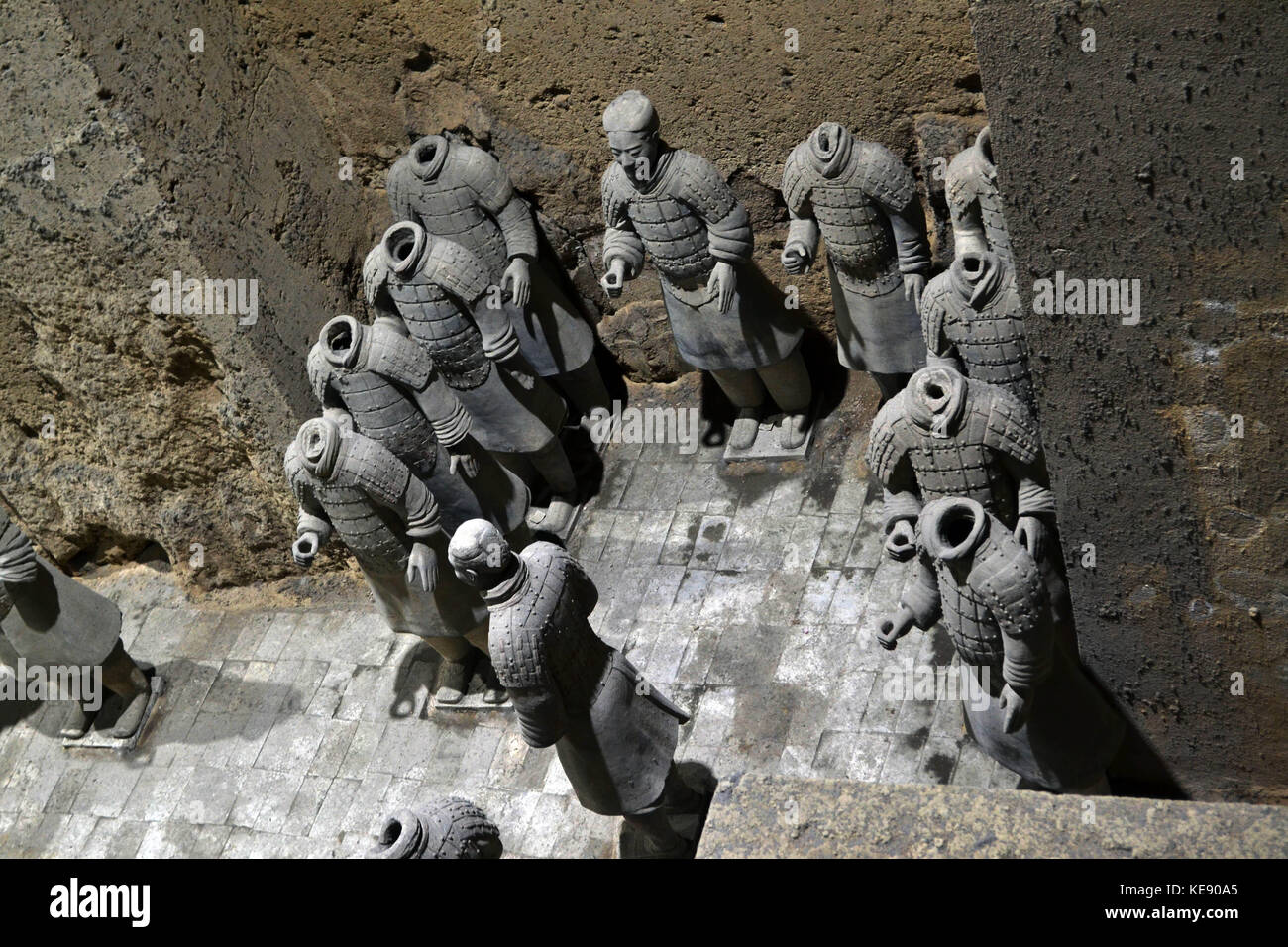 Marche de plus vers les guerriers de terre cuite à Xi'an, Chine. C'est un complexe funéraire qui a enseveli le premier empereur de Chine. Les chiffres : guerriers, char Banque D'Images