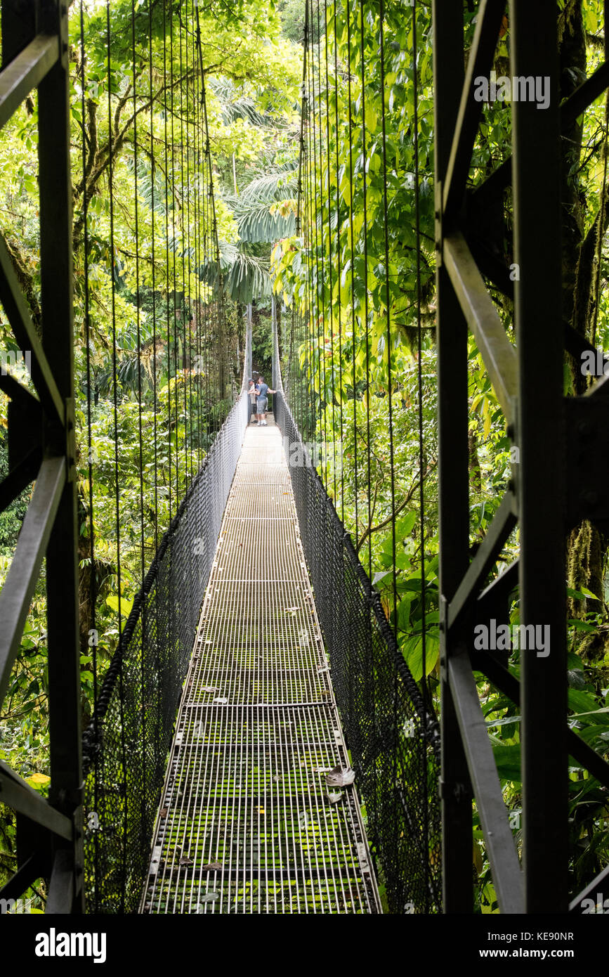 Man crossing un pont suspendu à La Fortuna, Costa Rica Banque D'Images