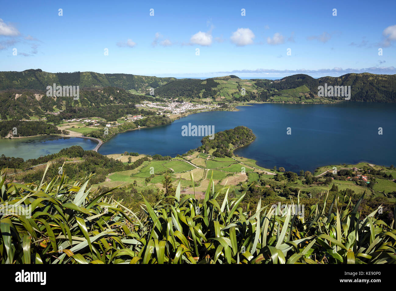 Vue de Miradouro do Cerrado das Freiras dans le cratère volcanique Caldera Sete Cidades avec les lacs de cratère Lagoa Verde et Banque D'Images