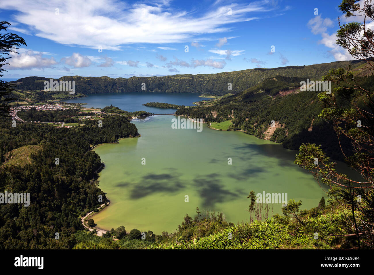 Vue sur le cratère volcanique Caldera Sete Cidades avec les lacs du cratère Lagoa Verde et Lago Azul Banque D'Images