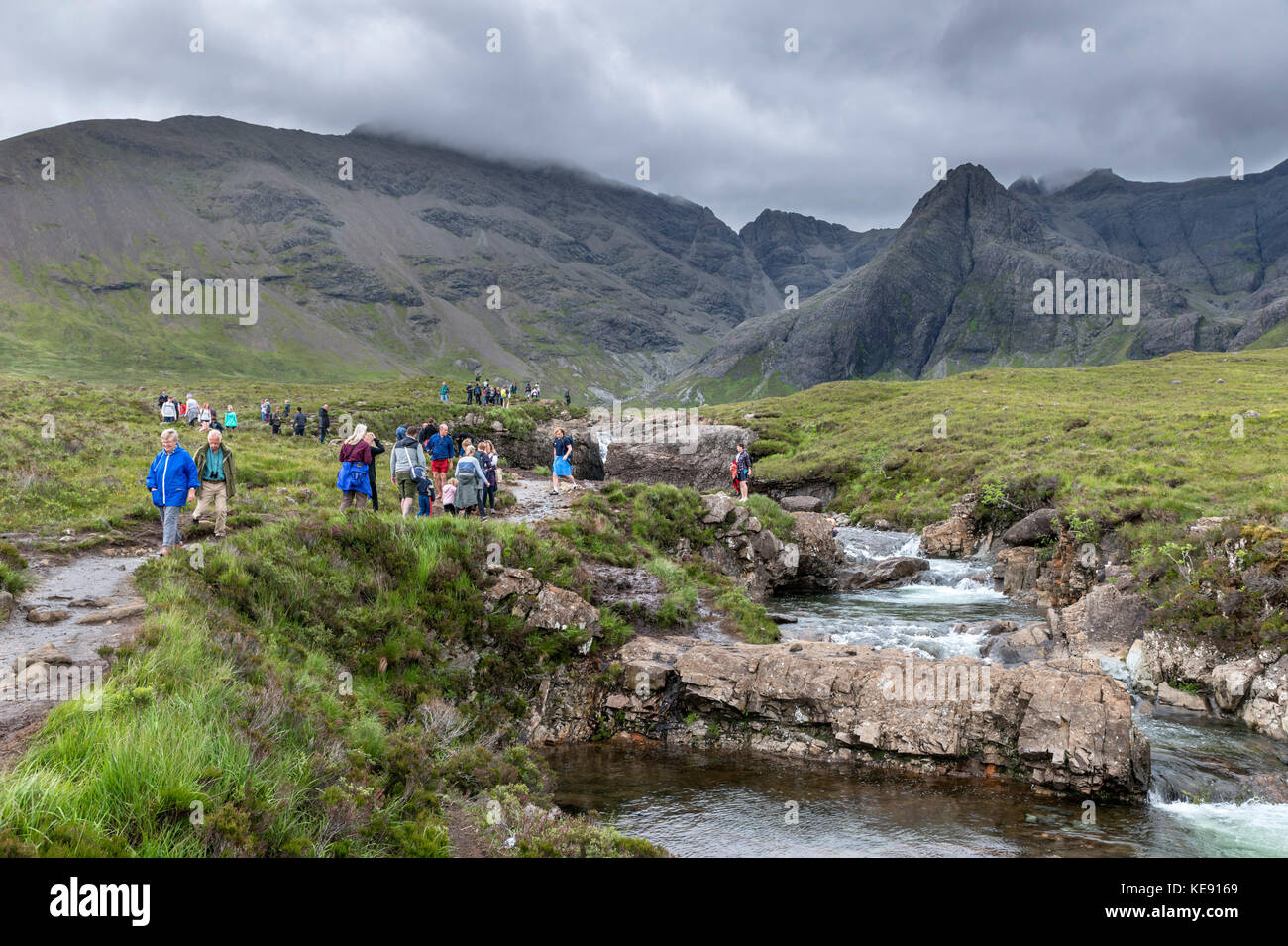 Les marcheurs à la fée des piscines, Glen cassante, île de Skye, Highland, Scotland, UK Banque D'Images