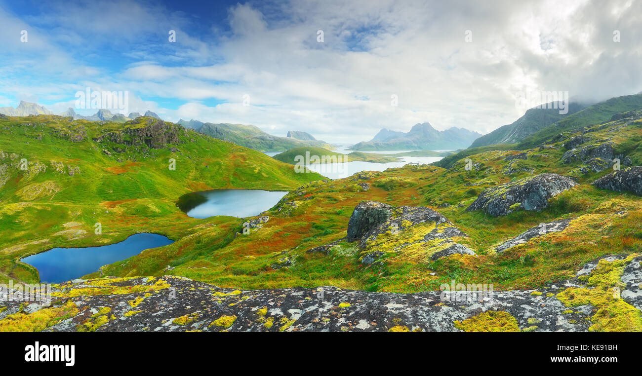 Journée ensoleillée en Norvège. vertes vallées en Norvège montagnes. magnifique paysage de Lofoten, avec des lacs de montagne. Banque D'Images