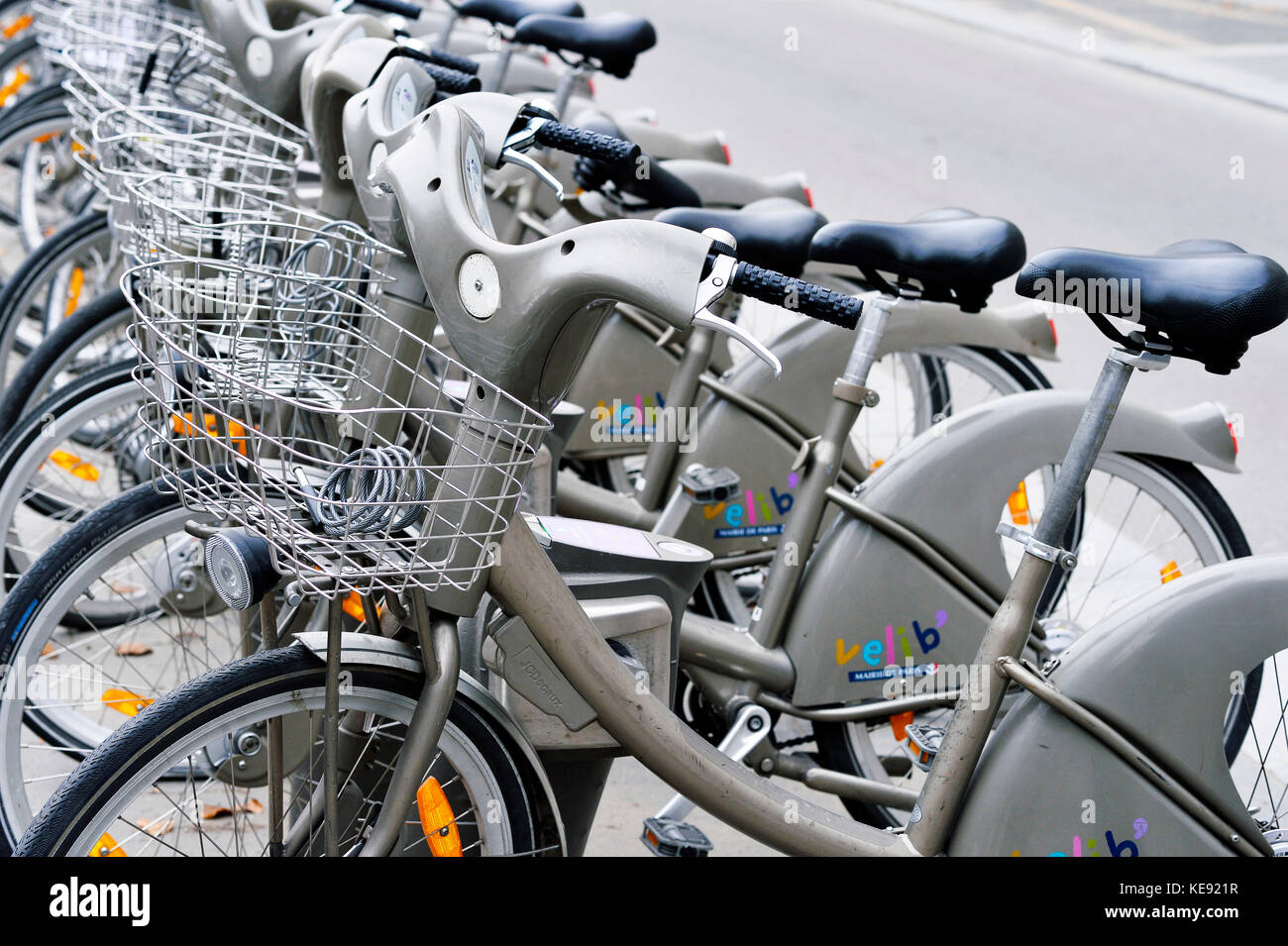 une rangée de vélos partagés Vélib' alignés à une station à Paris, France, aux Halles - Paris - France Banque D'Images